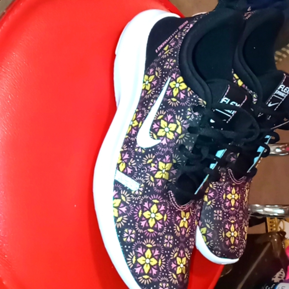 Nike Flowered running shoes. 6.5 - Picture 1 of 4